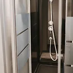 Shared-livework בית אירוח